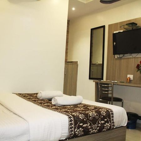 Hotel Time Gold Near Domestics Airport Мумбаї Екстер'єр фото
