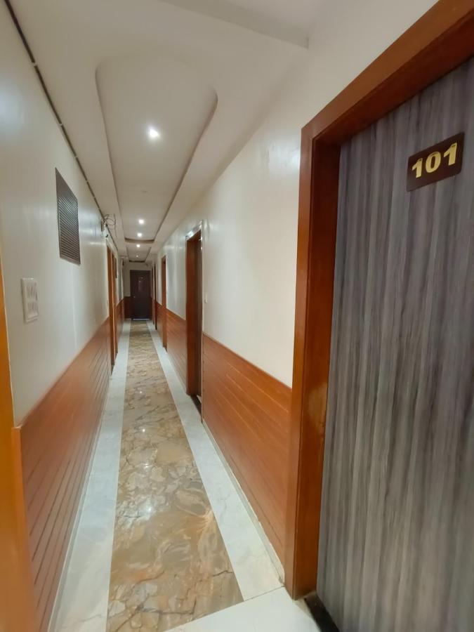 Hotel Time Gold Near Domestics Airport Мумбаї Екстер'єр фото