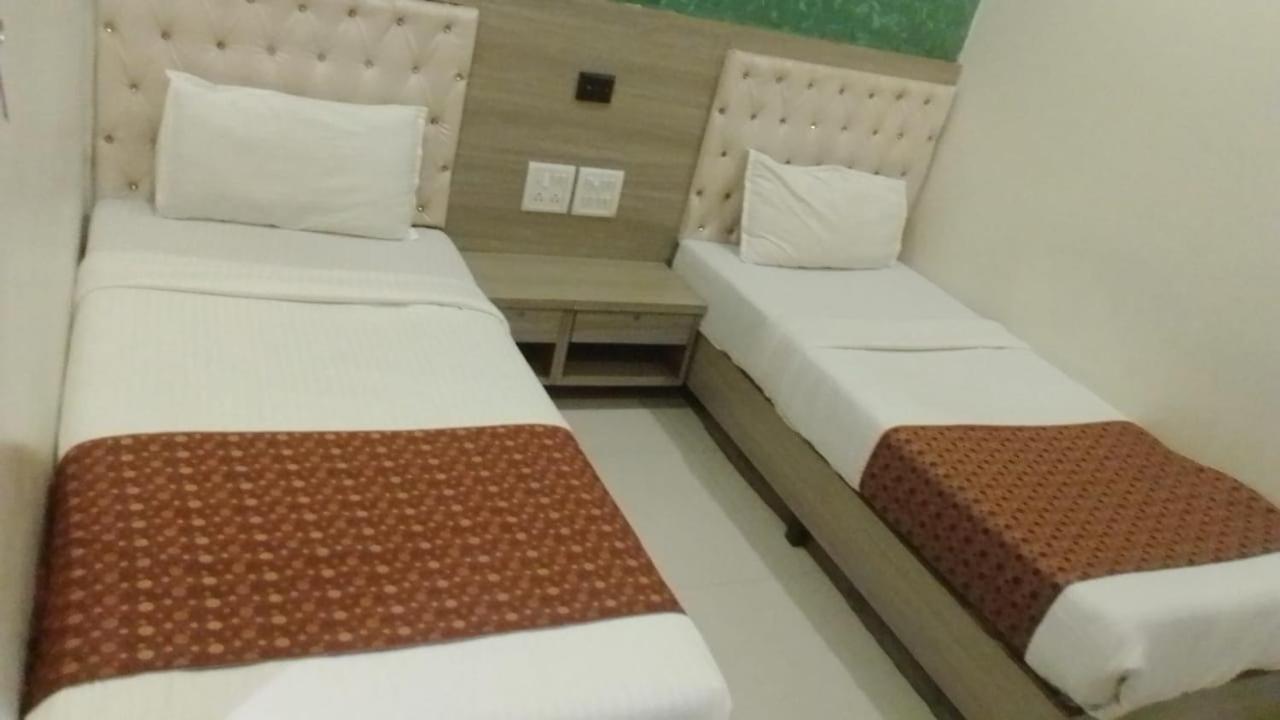 Hotel Time Gold Near Domestics Airport Мумбаї Екстер'єр фото