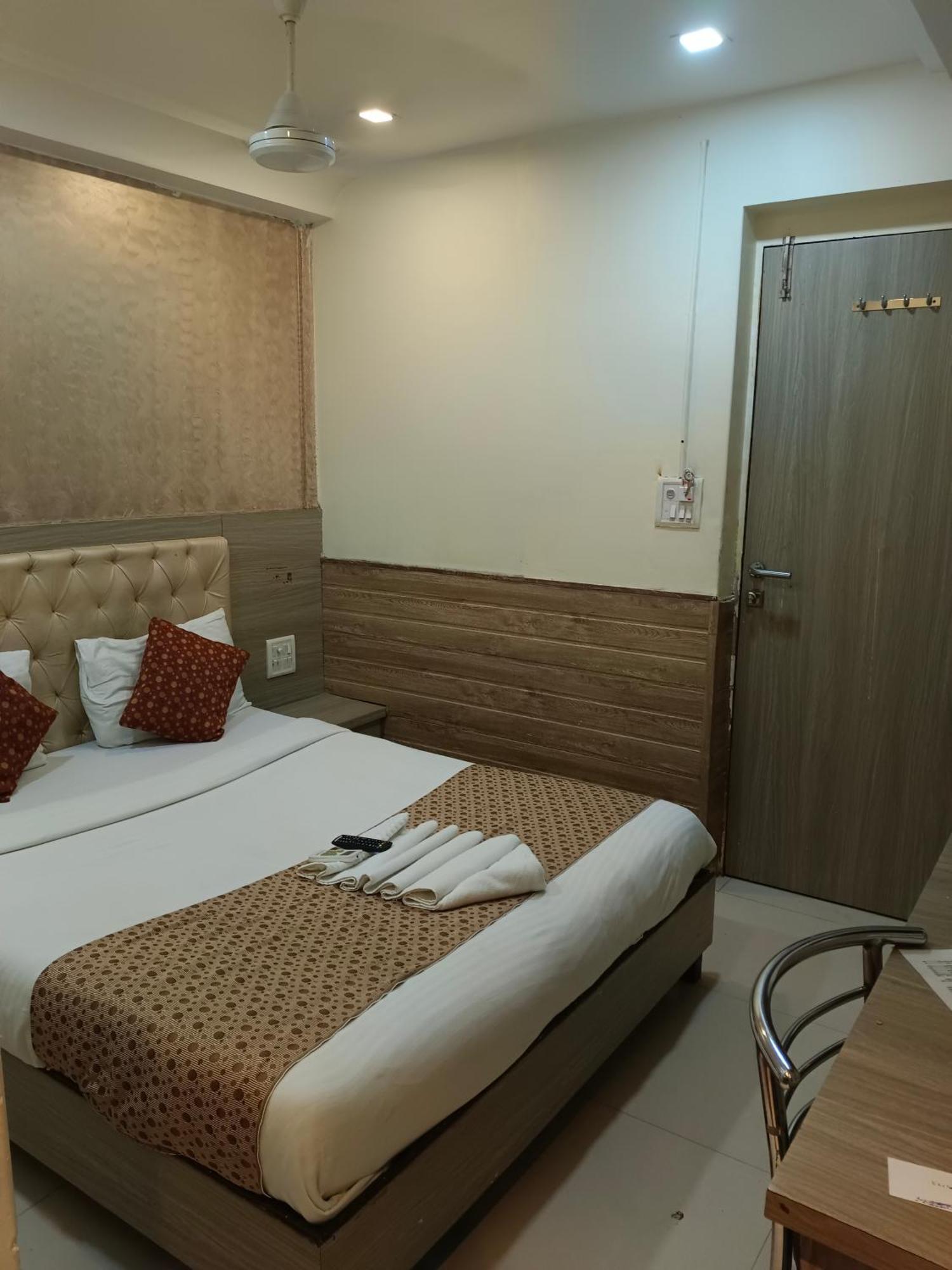 Hotel Time Gold Near Domestics Airport Мумбаї Екстер'єр фото