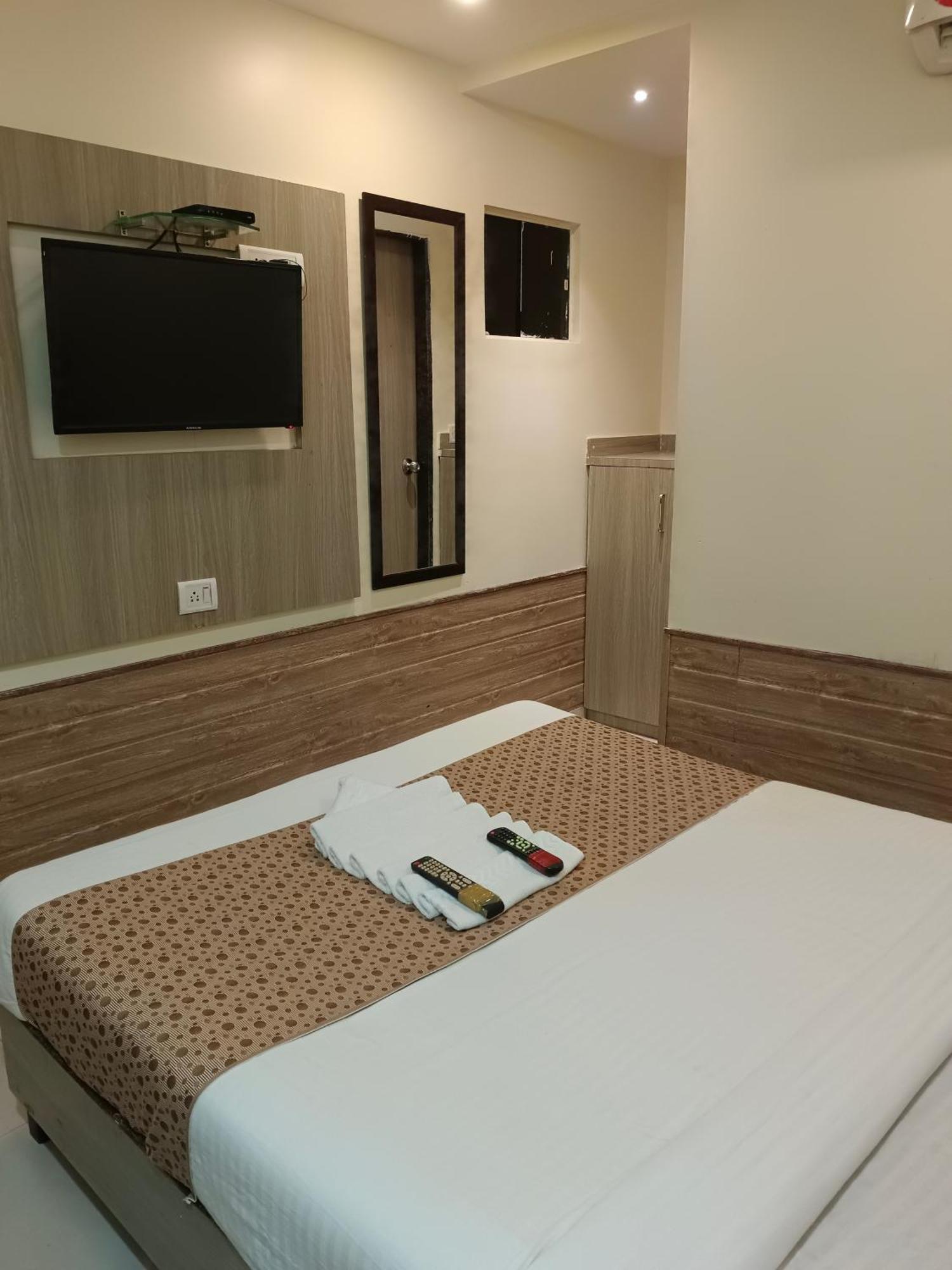 Hotel Time Gold Near Domestics Airport Мумбаї Екстер'єр фото