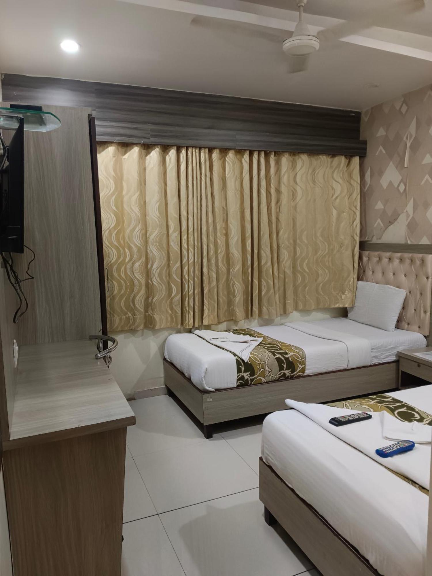 Hotel Time Gold Near Domestics Airport Мумбаї Екстер'єр фото